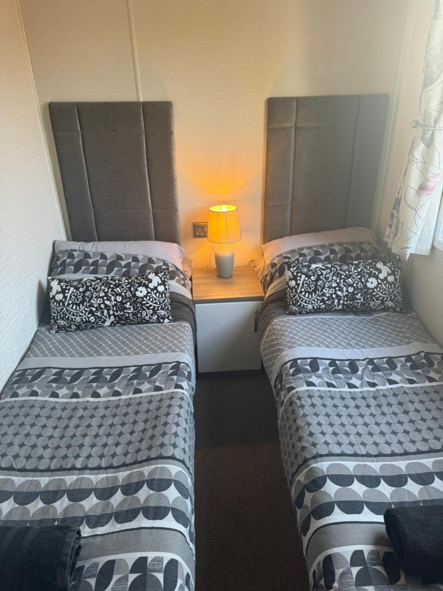 Beautiful 2 Bedroom Caravan On Billing Aquadrome Northampton Exterior photo